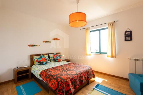 Un apartamento de un dormitorio con una cama y una ventana. en Infinity Waves by ACasadasCasas, en Ericeira