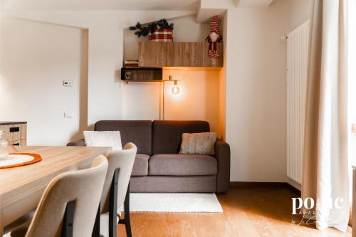 a living room with a couch and a table at Rêve Blanc - Poluc Apartments bilocale in Champoluc