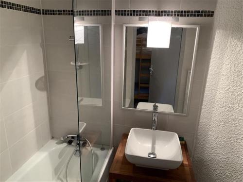 une salle de bain avec un lavabo, des toilettes et un miroir dans l'établissement Plein Sud N2007 - ST4, à Les Deux Alpes