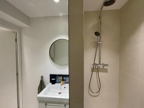 Apt 4 Guests Moderne Place Breteuil