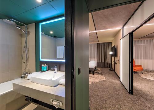 Katil atau katil-katil dalam bilik di Novotel Kraków Centrum
