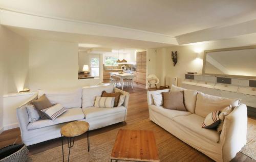 een woonkamer met twee witte banken en een tafel bij Golf Beach Pals Haus - The Haus Bcn in Pals