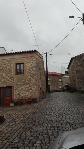 a stone alley with a building and a street at Casa da Rosa in Póvoa de Rio de Moinhos