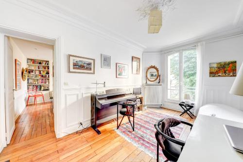 Cette chambre blanche dispose d'un bureau et d'un piano. dans l'établissement Lecourbe - Wifi - 15ème arrondissement, à Paris