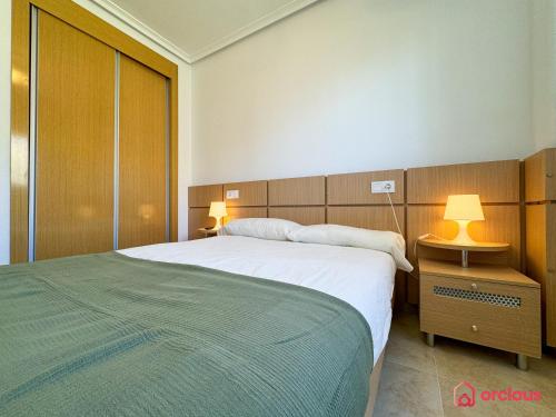 a hotel room with two beds and two lamps at Rincón Ideal in Oropesa del Mar