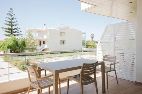 a table and chairs on the balcony of a house at Amar V in Lechaio