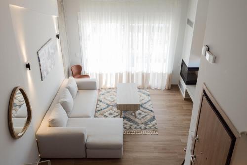 a living room with a white couch and a table at Amar V in Lechaio