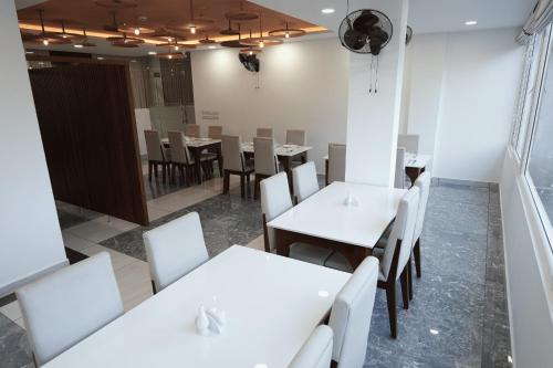 Un lugar para sentarse en Theertha Inn