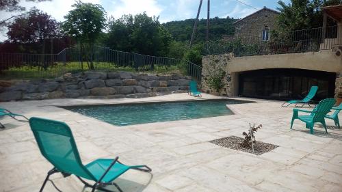 un patio avec des chaises et une piscine dans l'établissement Chambres d'Hotes La Grange au Negre, à Alba La Romaine