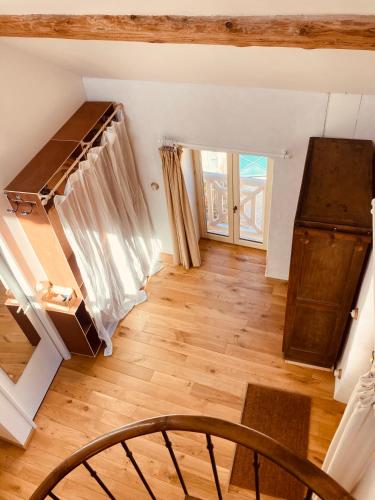 Il comprend un salon doté de parquet et d'une cuisine. dans l'établissement Le Perchoir, à Auxey-Duresses