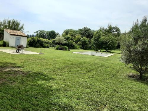 une grande cour herbeuse avec un skate park et une piscine dans l'établissement M'as de l espine, à Eygalières