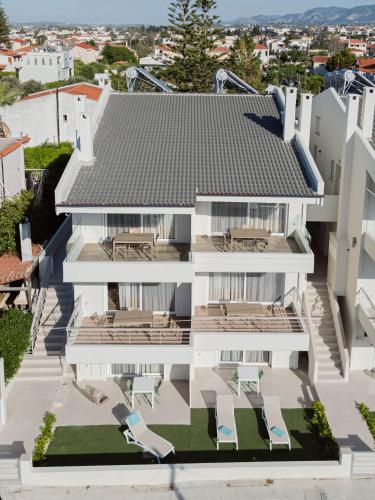 an aerial view of a white house with a roof at Amar V in Lechaio