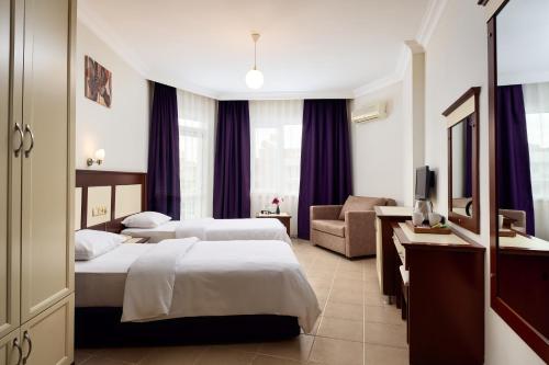 Postel nebo postele na pokoji v ubytování Kaila City Hotel