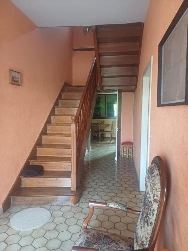 - un escalier dans une maison avec une table et des chaises dans l'établissement Maison 4 chambres Capdenac-Gare centre - Aveyron, à Capdenac-Gare