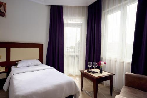 Postel nebo postele na pokoji v ubytování Kaila City Hotel