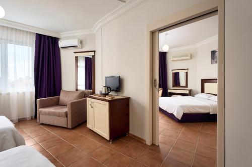 Postel nebo postele na pokoji v ubytování Kaila City Hotel