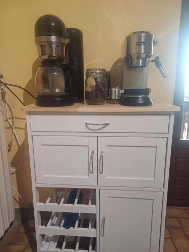 d'un comptoir avec deux cafetières. dans l'établissement Maison 4 chambres Capdenac-Gare centre - Aveyron, à Capdenac-Gare