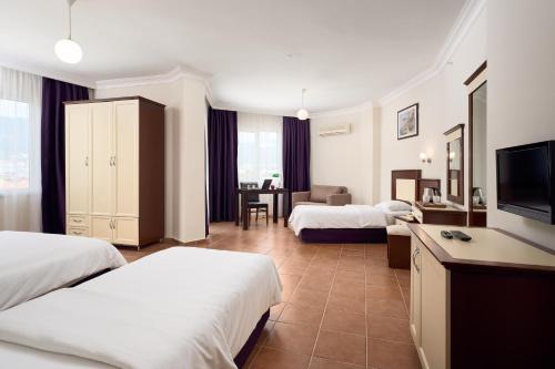 Postel nebo postele na pokoji v ubytování Kaila City Hotel