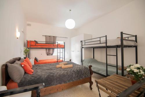 Postel nebo postele na pokoji v ubytování Sliema Townhouse for 12, July Deal, Historic Charm, Steps to Seafront View & Bars & Promenade