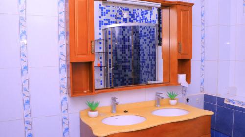 Ένα μπάνιο στο Lovely Tarnishia 2 Bedroom