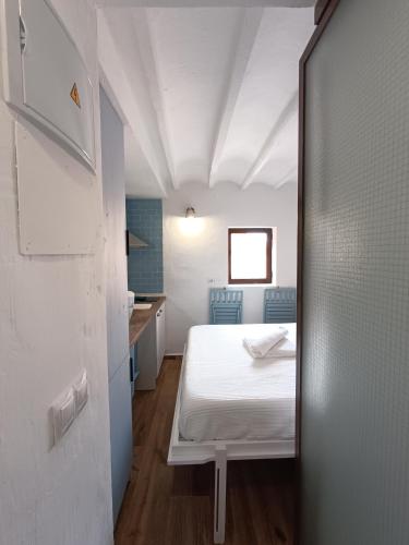 a small room with a bed and a kitchen at Bobal - Harbor's Light in Villajoyosa
