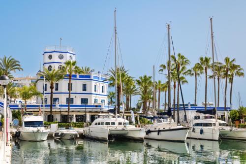 AR20 Stunning two-bed with sea views