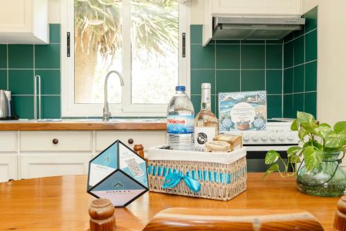 eine Küchentheke mit einem Tisch mit einem Korb Wasser in der Unterkunft Quinta das Acácias in Livramento