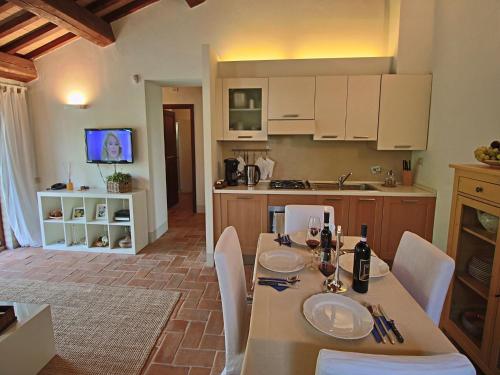 Kuchyňa alebo kuchynka v ubytovaní Modern holiday home in Foligno - Loc with pool