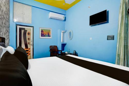Televisyen dan/atau pusat hiburan di Hotel O J.k Hotel and resturant