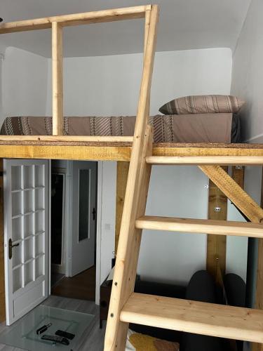 quelques lits superposés dans une chambre dans l'établissement Joli studio cœur de Nice, à Nice