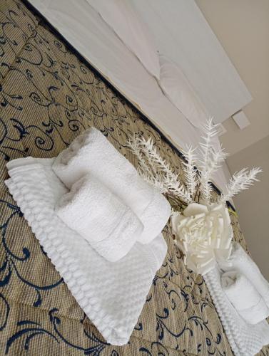 a pile of towels sitting on top of a bed at Aurora and Brothers' home in Falerna Marina
