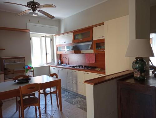 Η κουζίνα ή μικρή κουζίνα στο Aurora and Brothers' home