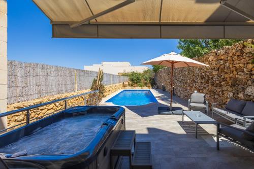 Πισίνα στο ή κοντά στο Si-Ku Holiday Home with Private Pool and Hot Tub