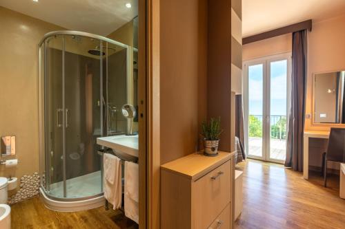A bathroom at Hotel La Vigna