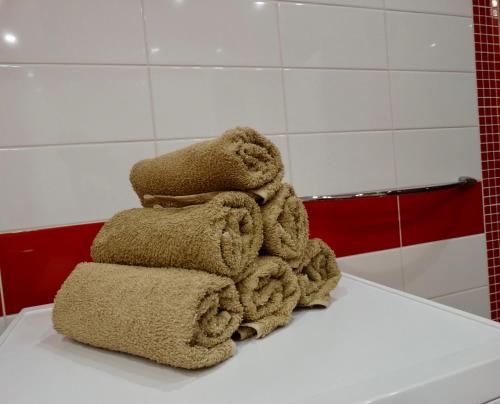 a pile of towels sitting on top of a bath tub at Apartmani Maris in Neum