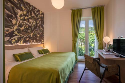 A bed or beds in a room at Hotel La Vigna