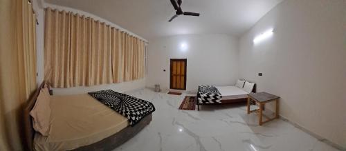 Una cama o camas en una habitación de Hotel Govind Palace