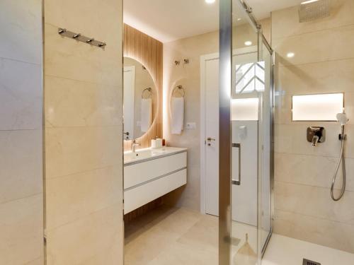 エステポナにあるHanami Villa La Palmaのシャワーと洗面台付きのバスルーム