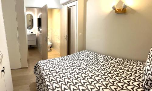 - une petite chambre avec un lit et une salle de bains dans l'établissement Coudoufamily, à Six-Fours-les-Plages