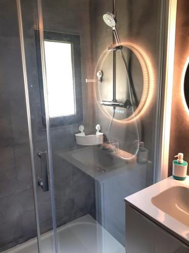 une salle de bain avec douche et lavabo dans l'établissement Coudoufamily, à Six-Fours-les-Plages