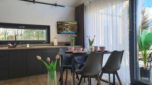 una sala da pranzo con tavolo e sedie in cucina di Sielska Ostoja a Brenna