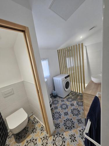 une salle de bain avec toilettes et lavabo dans l'établissement Accueillant T2 avec terrasse privée, à La Rochelle