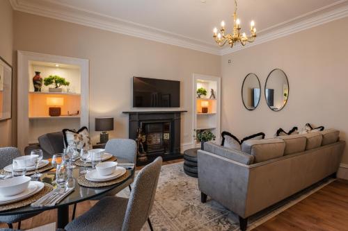 Μια τηλεόραση ή/και κέντρο ψυχαγωγίας στο Stirling Townhouse Apartment Mid