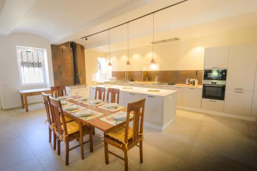 Η κουζίνα ή μικρή κουζίνα στο Très bel hôtel particulier en plein cœur de village
