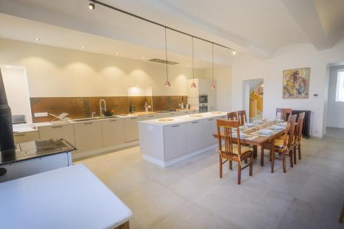Η κουζίνα ή μικρή κουζίνα στο Très bel hôtel particulier en plein cœur de village