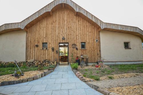 a barn with a pathway leading to the door at Parenthèse Elément Terre in Wattwiller