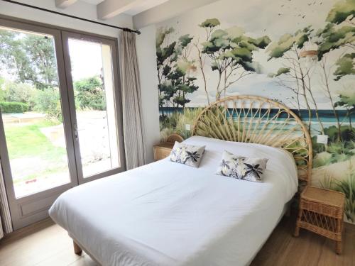 梅桑热Villa LANDAYA Cozy & Calme avec piscine privée的卧室配有白色的床和两个枕头