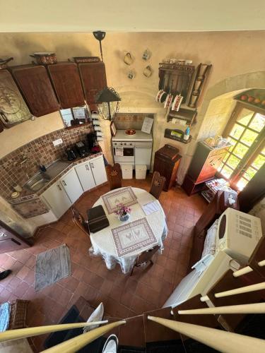 - une vue de tête sur une cuisine avec une table dans la chambre dans l'établissement Moulin de la Licorne, à Saint-Savinien