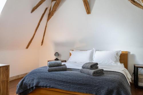 BaneuilにあるPeace In France boutique Giteのタオルが敷かれたベッドのある寝室