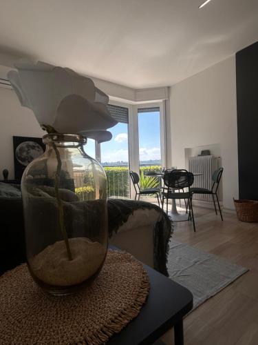 a vase with a flower on a table in a living room at AMoR in Salò